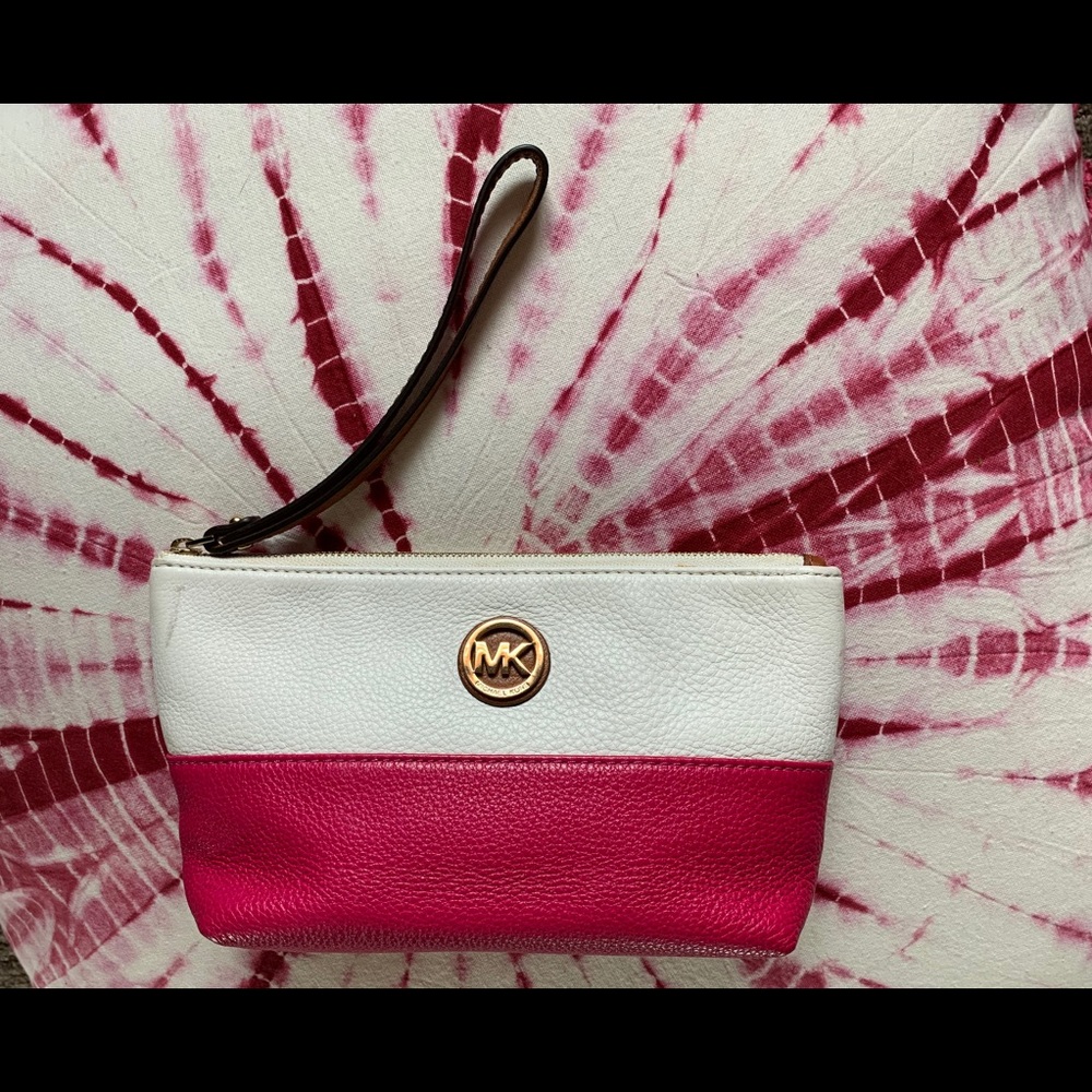 Michael Kors Wristlet - Authentic and Adorable 😍